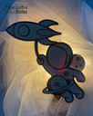 Coffre-aux-etoiles-Applique-lumineuse-lampe-Astronaute-800x800-02.webp