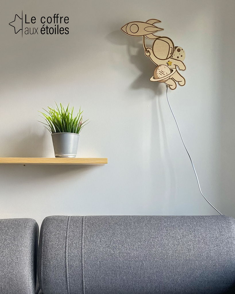Coffre-aux-etoiles-Applique-lumineuse-lampe-Astronaute-800x800-05.webp