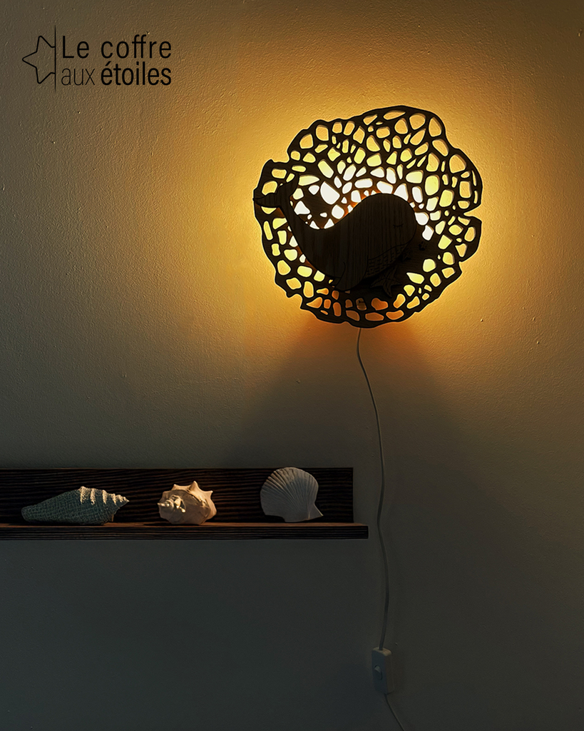 Coffre-aux-etoiles-Applique-lumineuse-lampe-dentelle-mer-baleine-01.webp