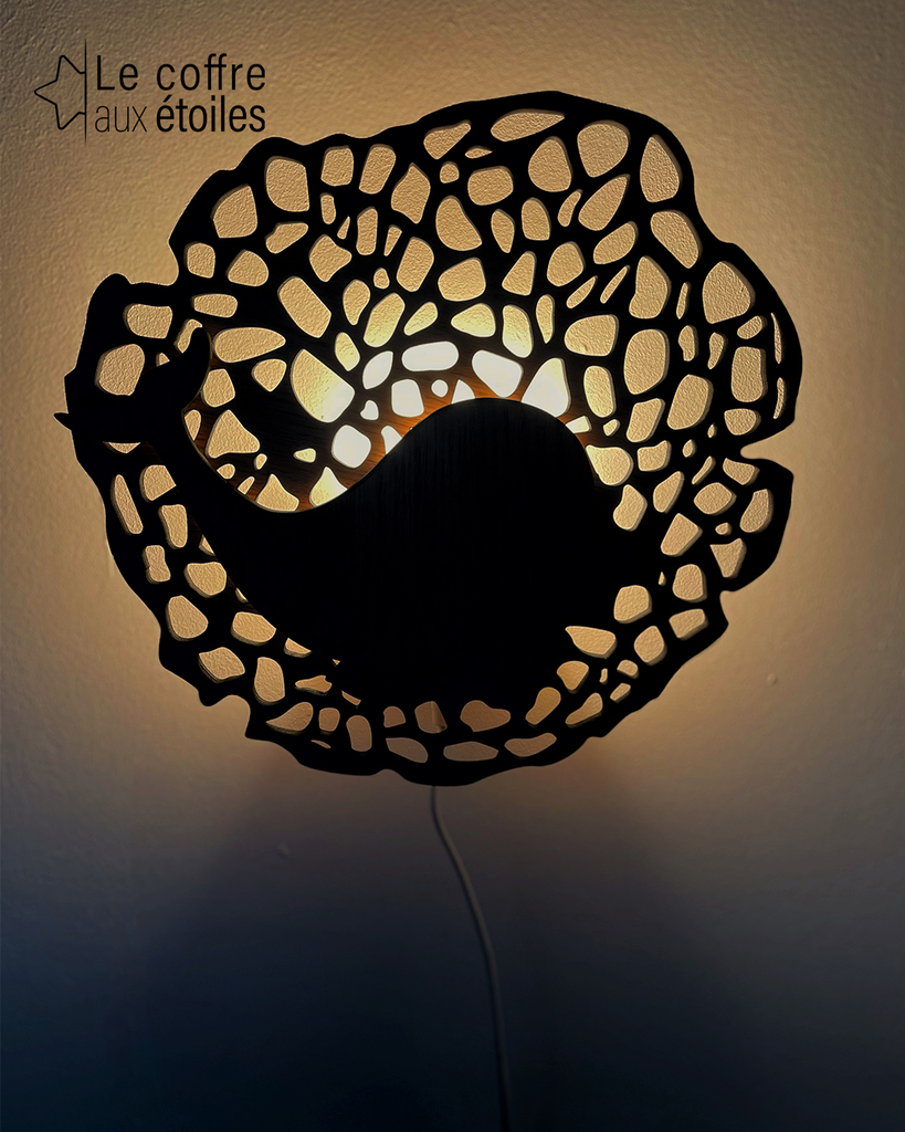Coffre-aux-etoiles-Applique-lumineuse-lampe-dentelle-mer-baleine-02.webp