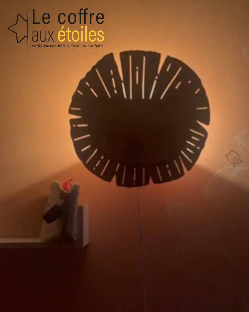 Veilleuse murale lion en bois allumée diffusant une lumière douce pour le coucher - Le Coffre aux Étoiles