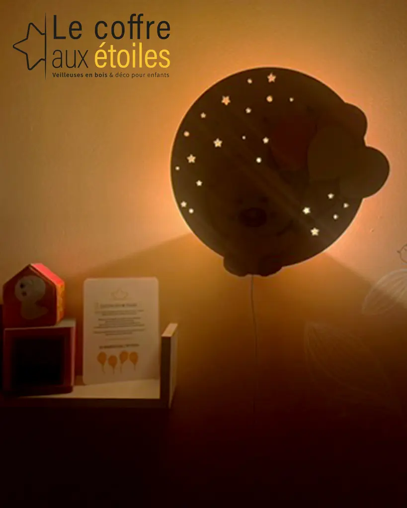 Veilleuse murale ourson en bois allumée diffusant une lumière douce pour le coucher - Le Coffre aux Étoiles