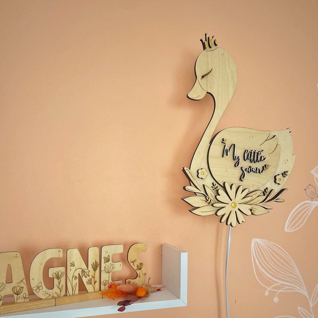 Le-Coffre-Aux-Etoiles-2000px-Veilleuse-Murale-Cygne-03.webp