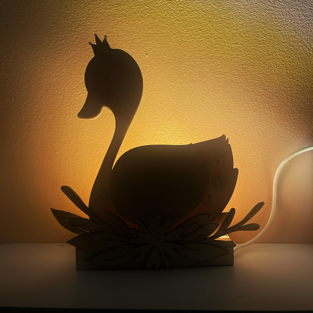 Le-Coffre-Aux-Etoiles-2000px-Veilleuse-pose-Cygne-01.webp