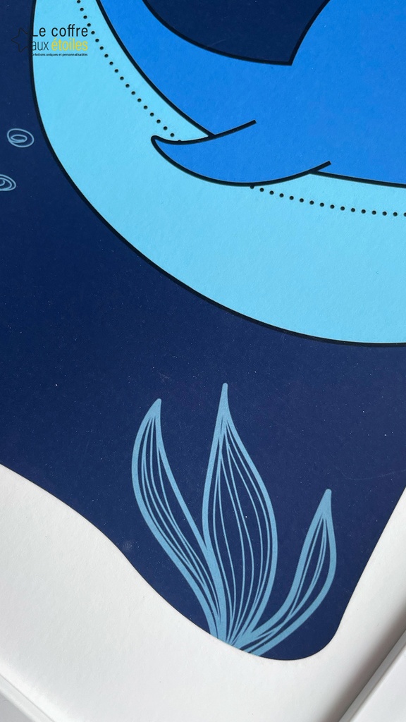 Le-Coffre-aux-etoiles-1920x1080px-Affiche-Illustration-Chambre-Bebe-Enfant-baleine-bleu-04