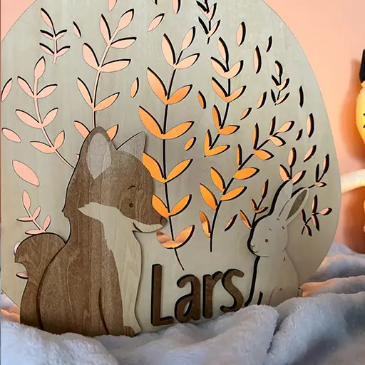 Veilleuse renard et lapin en bois allumée diffusant une lumière douce pour le coucher - Le Coffre aux Étoiles