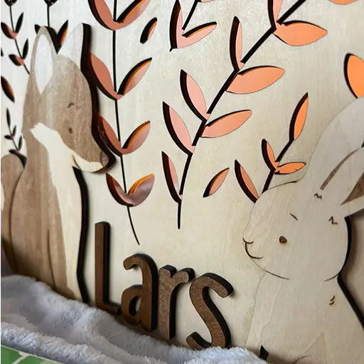Détail des découpes et de la gravure sur la veilleuse lapin et renard en bois - Le Coffre aux Étoiles