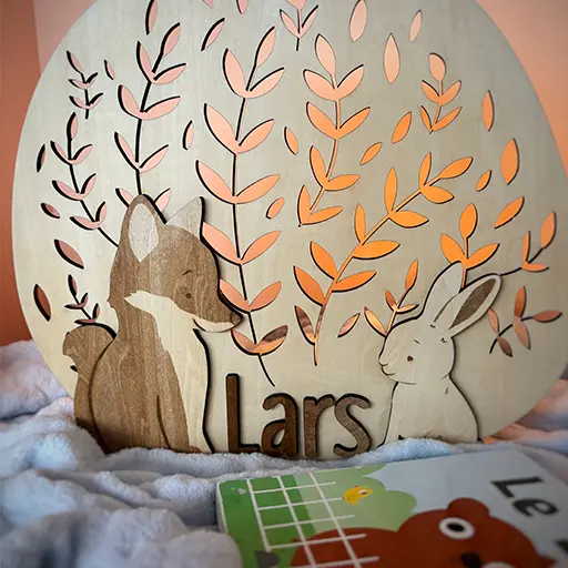 Veilleuse Lapin et renard en bois allumée diffusant une lumière douce pour le coucher - Le Coffre aux Étoiles