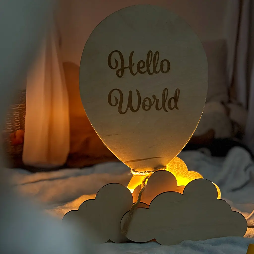Le-Coffre-aux-etoiles-veilleuse-bois-personnalisable-Ballon-01.webp