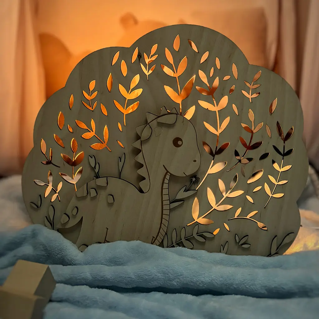 Veilleuse dinosaure en bois allumée diffusant une lumière douce pour le coucher - Le Coffre aux Étoiles