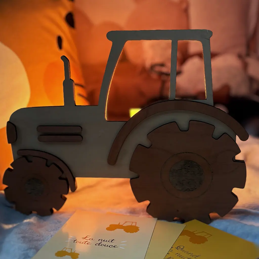 Veilleuse tracteur en bois personnalisable avec le prénom de l'enfant - Le Coffre aux Étoiles