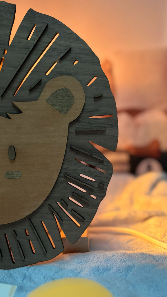 Détail des finitions et de la gravure sur la veilleuse lion en bois - Le Coffre aux Étoiles