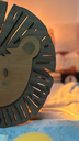 Détail des finitions et de la gravure sur la veilleuse lion en bois - Le Coffre aux Étoiles