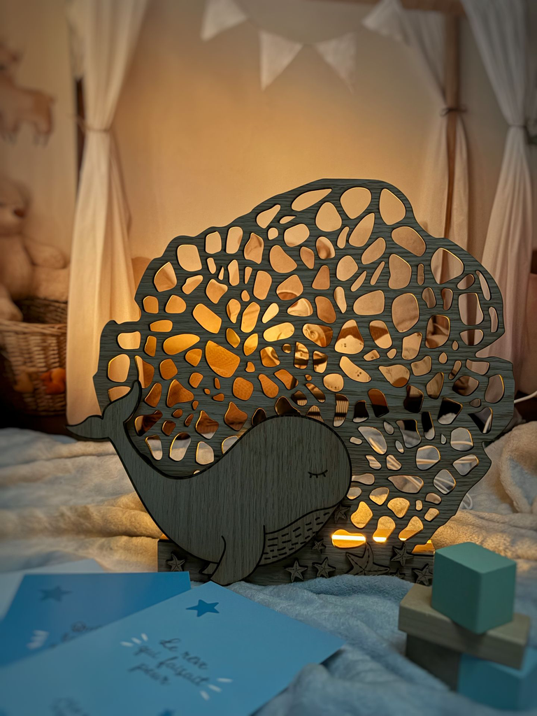 Le-Coffre-aux-etoiles-veilleuse-bois-personnalisable-Baleine-05.webp