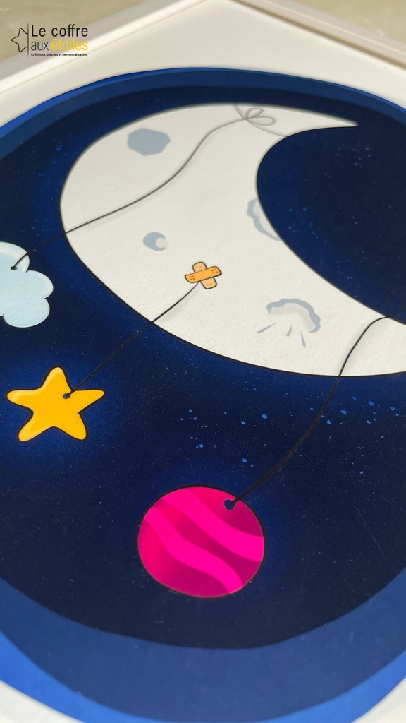 Le-Coffre-aux-etoiles-1920x1080px-Affiche-Illustration-Chambre-Bebe-Enfant-Lune-Mobile-Suspension-03