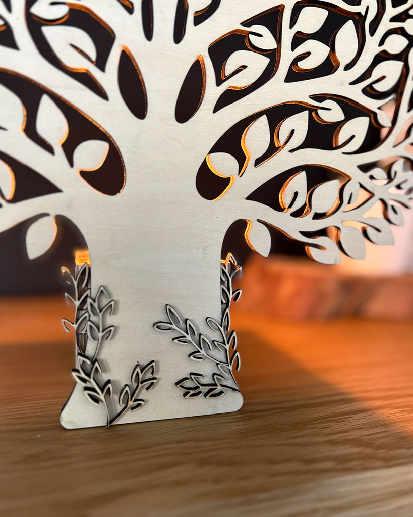 lampe-arbre-de-vie-bois-personnalisee-liege-detail-Le-coffre-aux-etoiles-02.webp