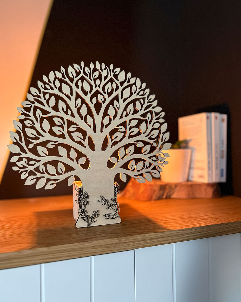 lampe-arbre-de-vie-bois-personnalisee-liege-Le-coffre-aux-etoiles-01.webp
