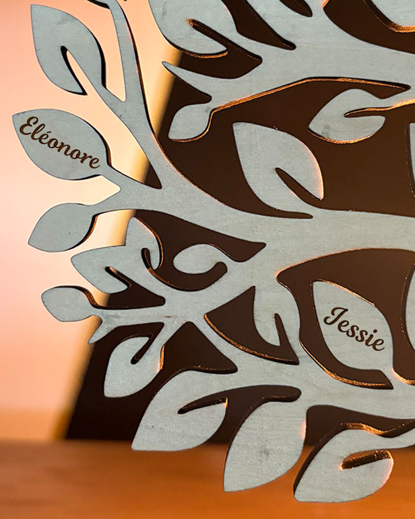 lampe-arbre-de-vie-bois-personnalisee-liege-Le-coffre-aux-etoiles-06.webp