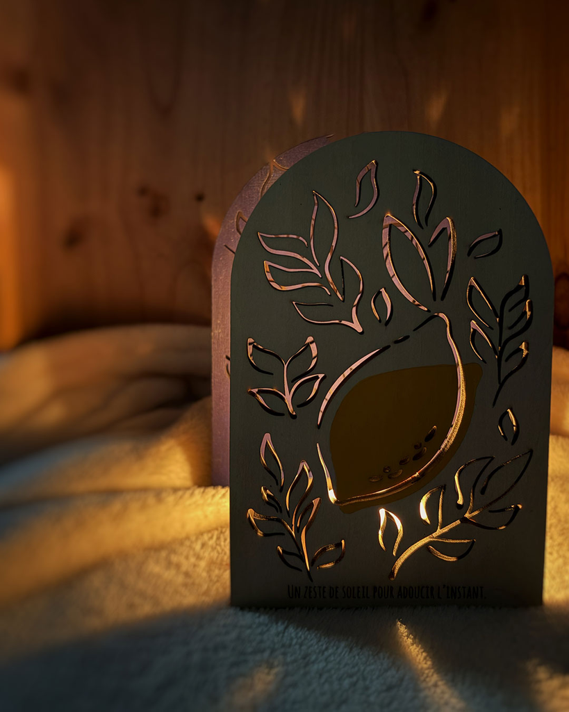 Le-Coffre-aux-etoiles-Photophore-bois-citron-08.webp
