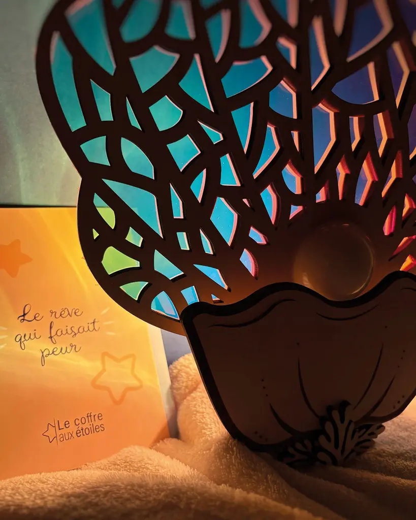 lampe-veilleuse-Coquillage-bois-personnalisee-liege-Rituel-Sommeil-Bebe-Le-coffre-aux-etoiles-05.jpg
