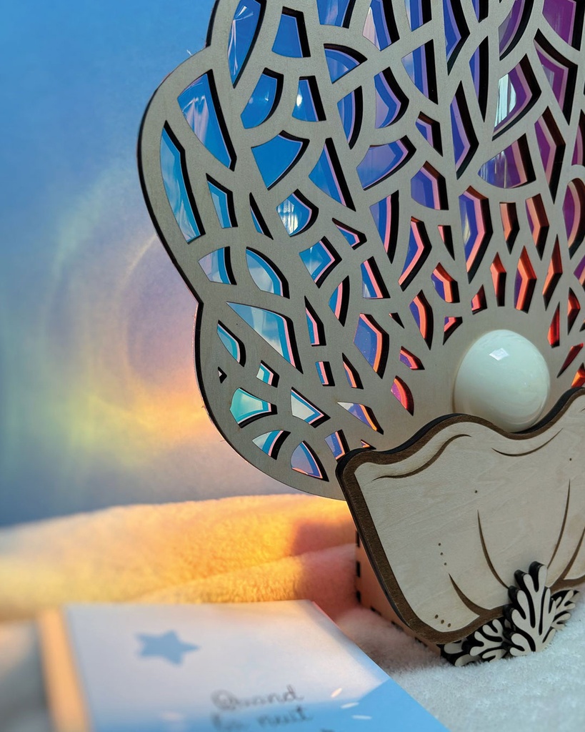 Veilleuse coquillage en bois allumée diffusant une lumière douce pour le coucher - Le Coffre aux Étoiles