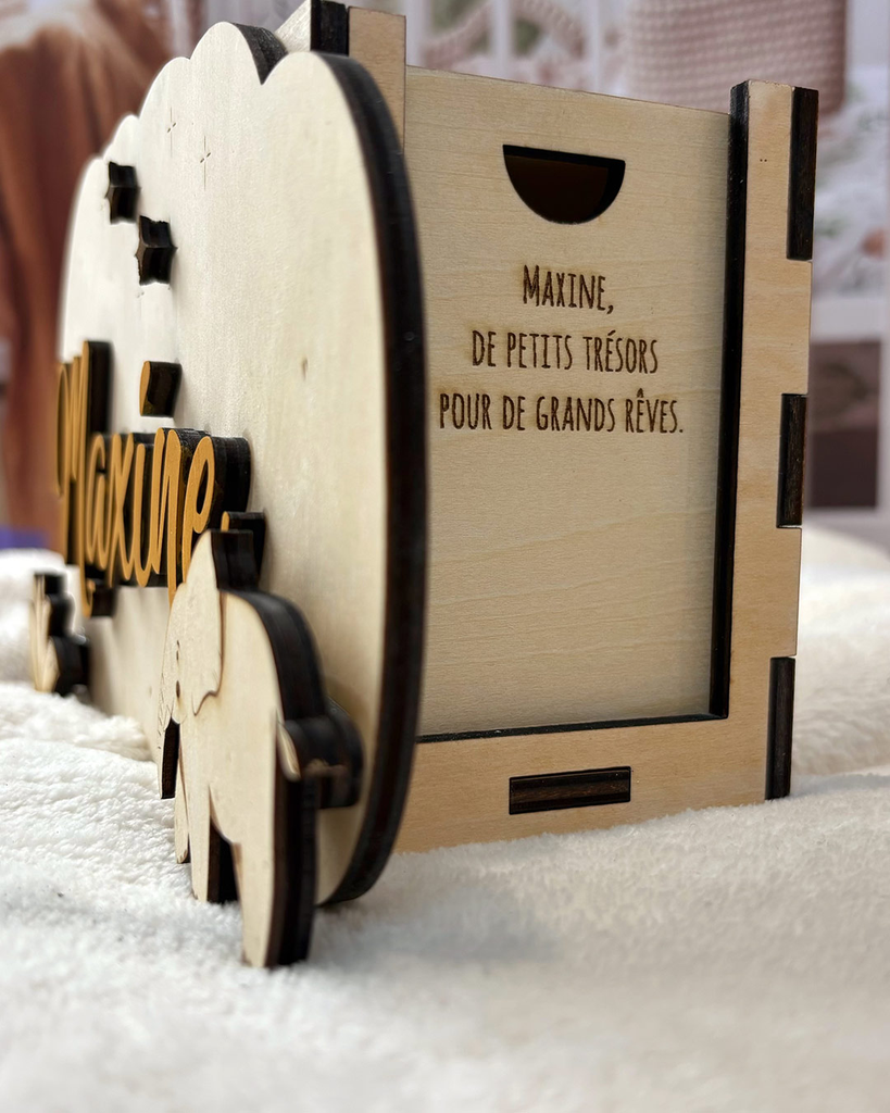 Tirelire-personnalisée-prenom-enfant-Le-Coffre-aux-etoiles-Elephant-etoiles-Maxine-enfant-02.webp