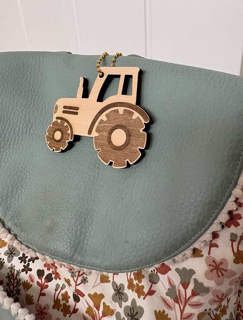 Porte-cle-Bois-cartable-prenom-enfant-le-coffre-aux-etoiles-Tracteur-01.webp