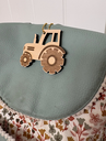 Porte-cle-Bois-cartable-prenom-enfant-le-coffre-aux-etoiles-Tracteur-01.webp