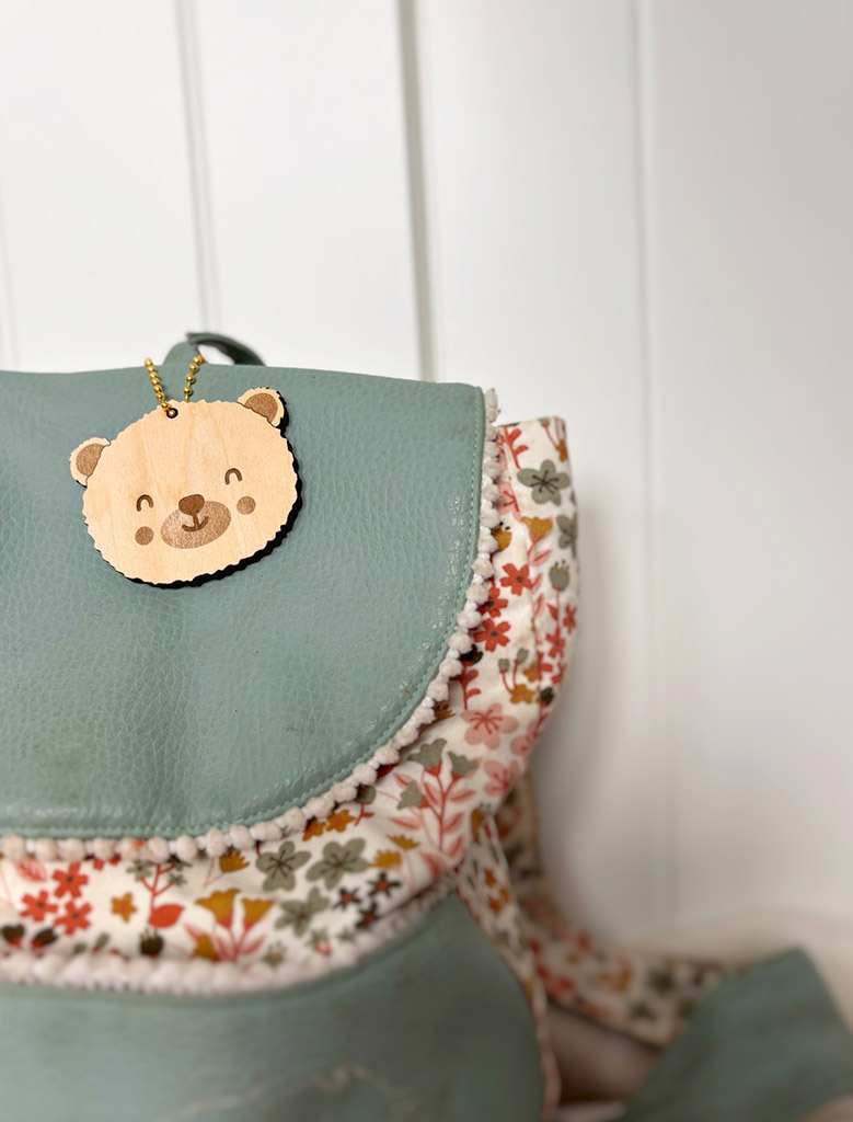 Porte-cle-Bois-cartable-prenom-enfant-le-coffre-aux-etoiles-Ourson-01.webp