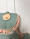 Porte-cle-Bois-cartable-prenom-enfant-le-coffre-aux-etoiles-Ourson-01.webp