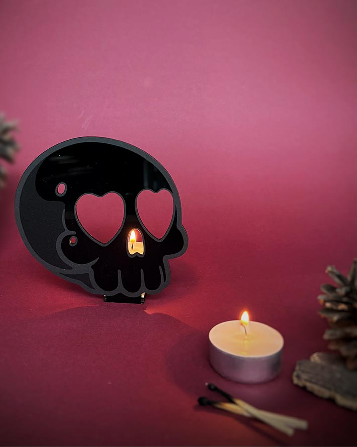 Le-coffre-aux-etoiles-photophore-Halloween-crane-bois-plexi-02.webp