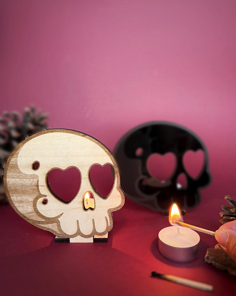 Le-coffre-aux-etoiles-photophore-Halloween-crane-bois-plexi-01.webp