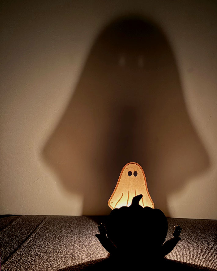 Le-coffre-aux-etoiles-photophore-Halloween-fantome-bois-04.webp