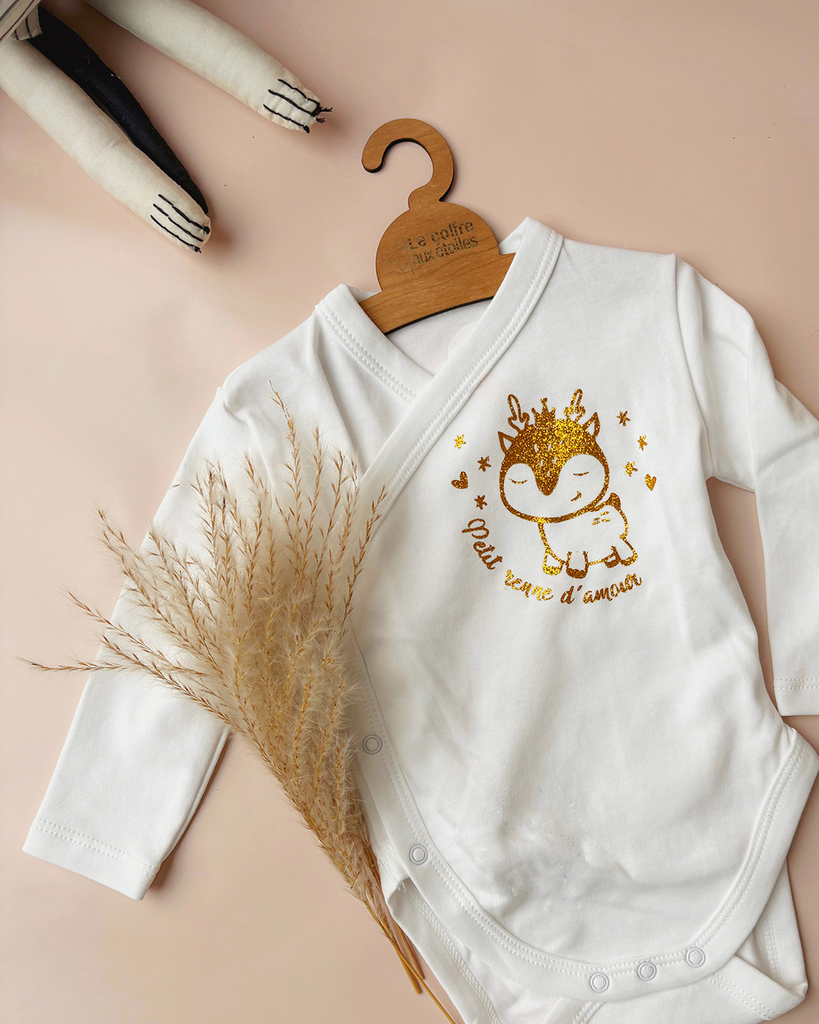 Body croisé bébé “Petit renne d’amour” – Body Noël personnalisable avec prénom (50 (0-1 mois), Je ne souhaite pas personnaliser l'article, non)